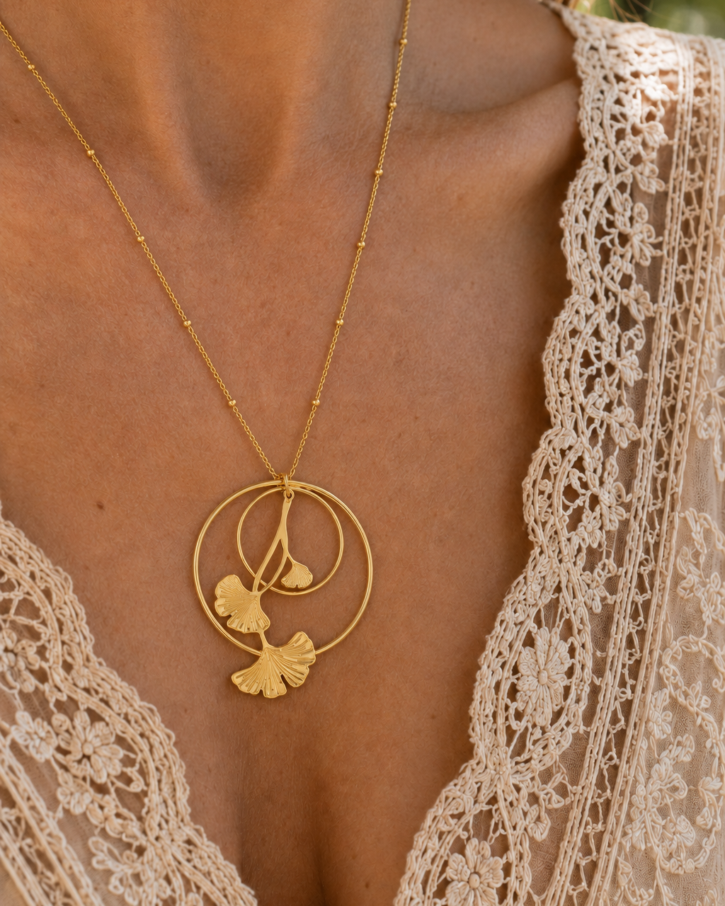 collier Ginkgo doré pour femme porté