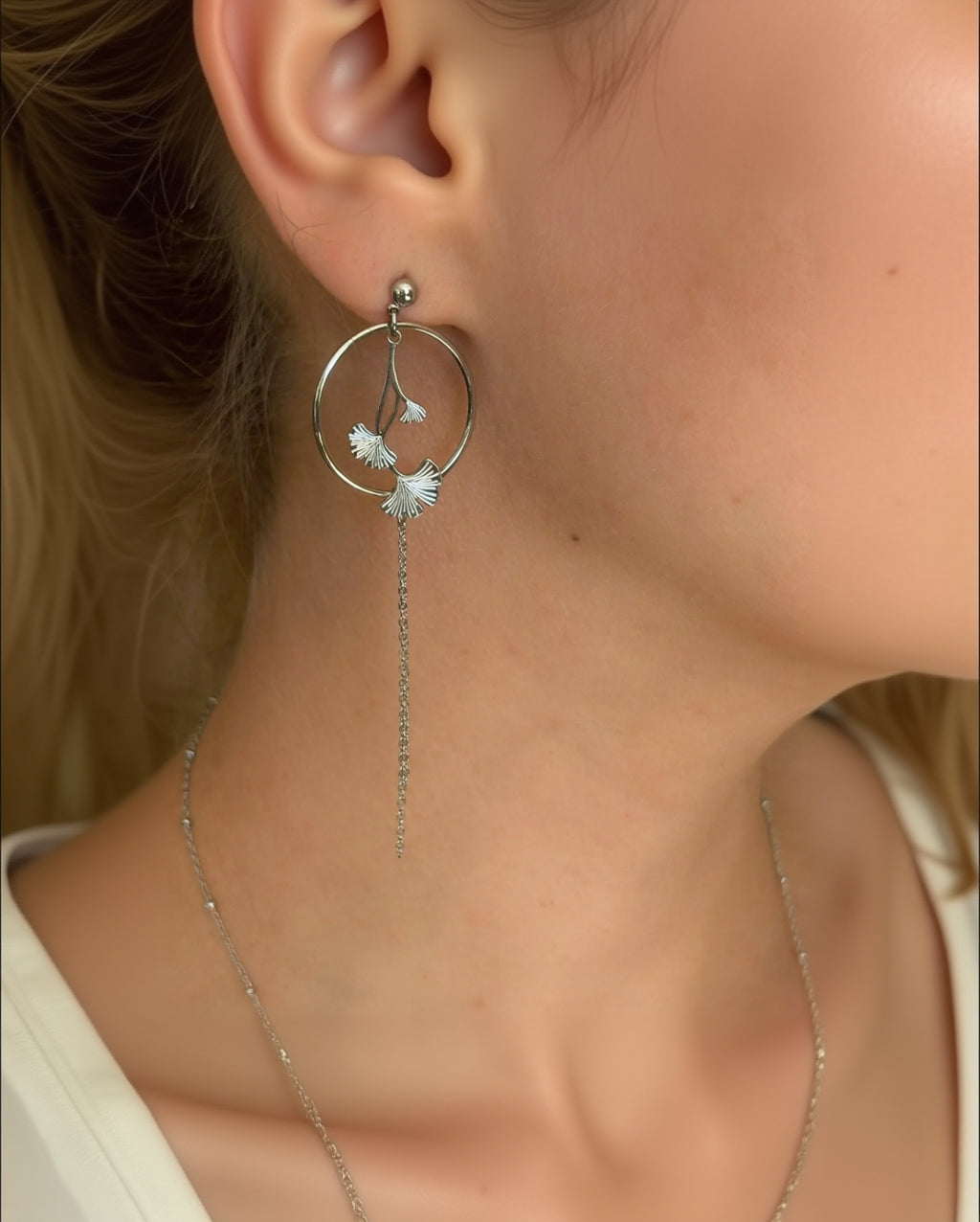 Boucles d'oreilles femme Ginkgo argent en acier inoxydable portées - Yselia