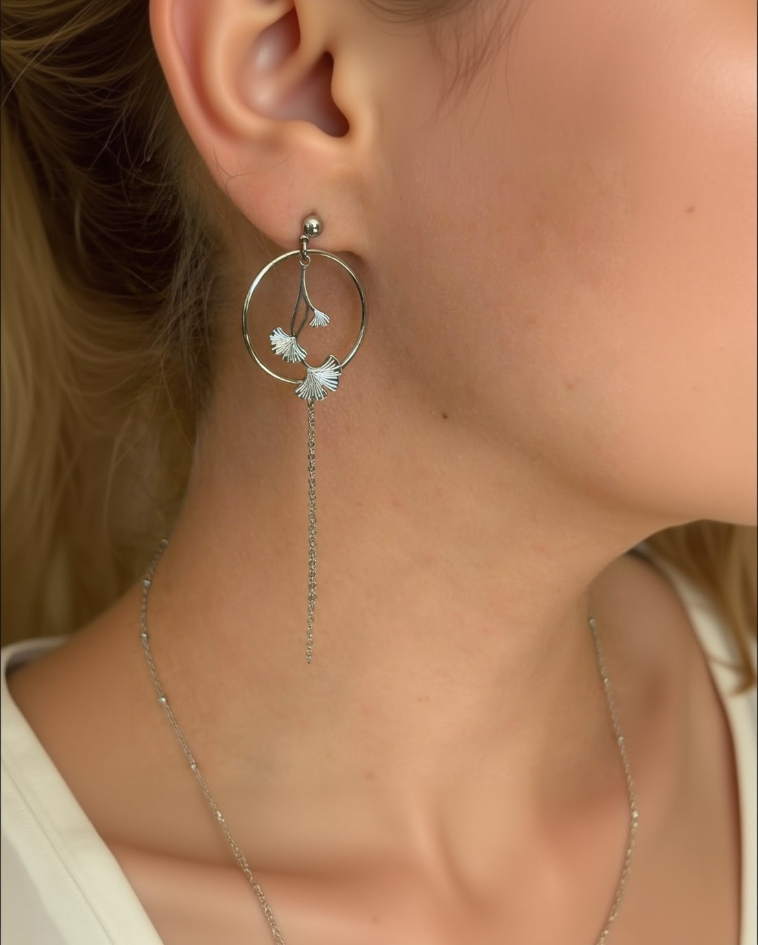 Boucles d'oreilles femme Ginkgo argent en acier inoxydable portées - Yselia