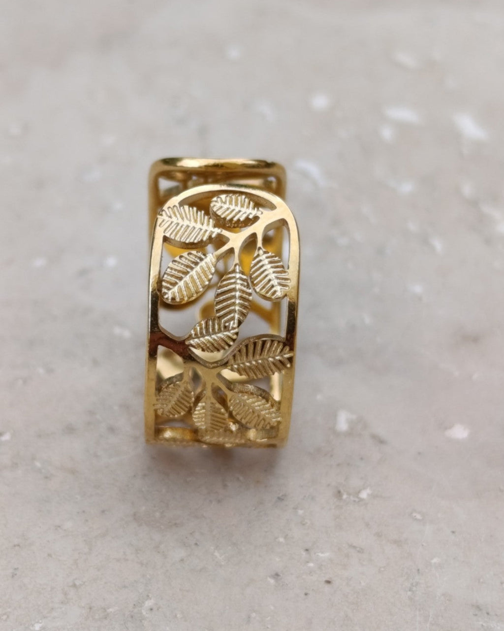 Bague Canopée dorée pour femme au motif de feuilles ajourées, bijou végétal élégant inspiré de la nature sélectionné par Yselia.