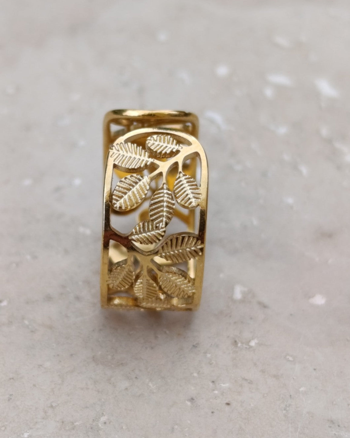 Bague Canopée dorée pour femme au motif de feuilles ajourées, bijou végétal élégant inspiré de la nature sélectionné par Yselia.