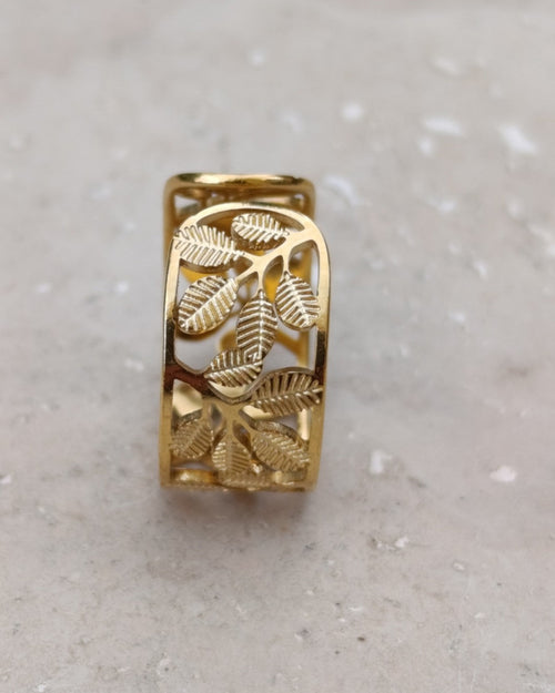 Bague Canopée dorée pour femme au motif de feuilles ajourées, bijou végétal élégant inspiré de la nature sélectionné par Yselia.