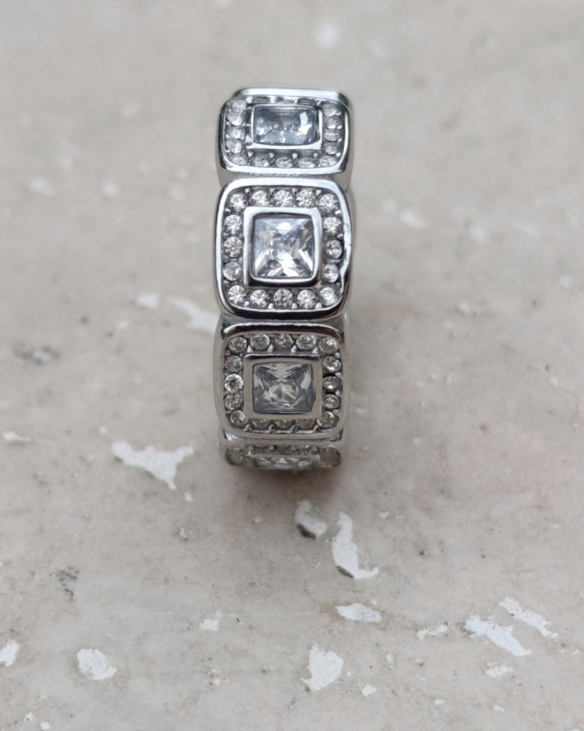 Bague Charleston argentée pour femme en acier inoxydable ornée de zircons carrés, au design géométrique inspiré de l’Art déco et des Années folles.
