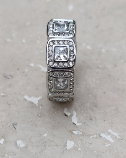 Bague Charleston argentée pour femme en acier inoxydable ornée de zircons carrés, au design géométrique inspiré de l’Art déco et des Années folles.