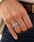 Bague Charleston argentée pour femme en acier inoxydable ornée de zircons, portée avec un jean bleu marine, design géométrique inspiré de l’Art déco.