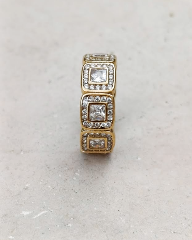 Bague Charleston en acier inoxydable doré PVD ornée de zircons, au design géométrique inspiré de l’Art déco et des Années folles.