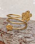 Bague fleur dorée Jardin suspendu en acier inoxydable, composée de trois anneaux ouverts et de deux fleurs en relief, présentée en gros plan.