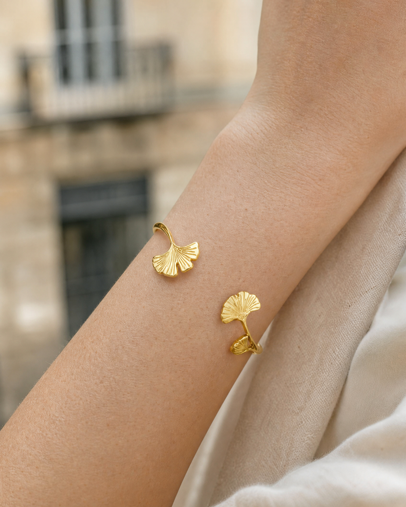 photo du bracelet Ginkgo doré porté au poignet