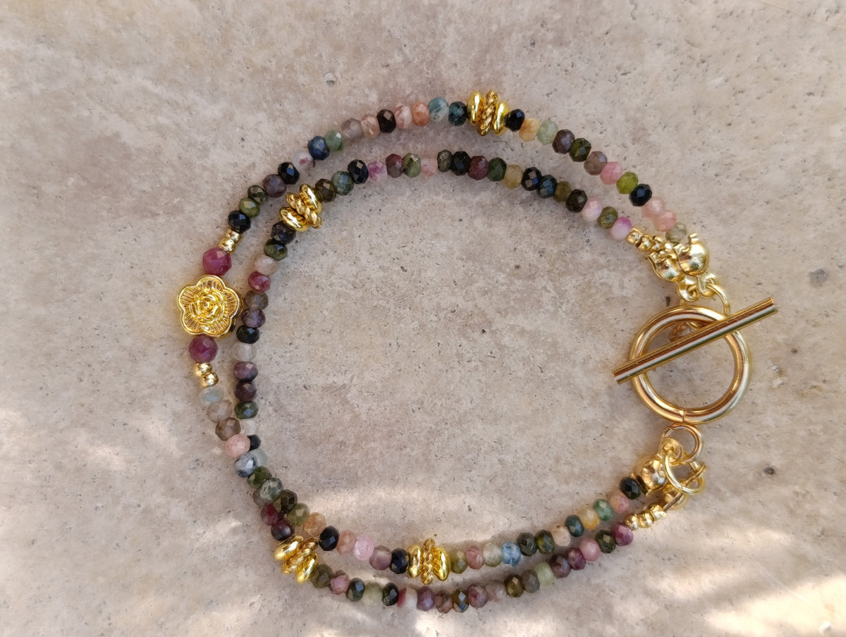 Bracelet femme double rang Jardin des Songes en tourmalines naturelles multicolores, perles, motif et fermoir plaqué or 18 carats, création artisanale faite main en France.