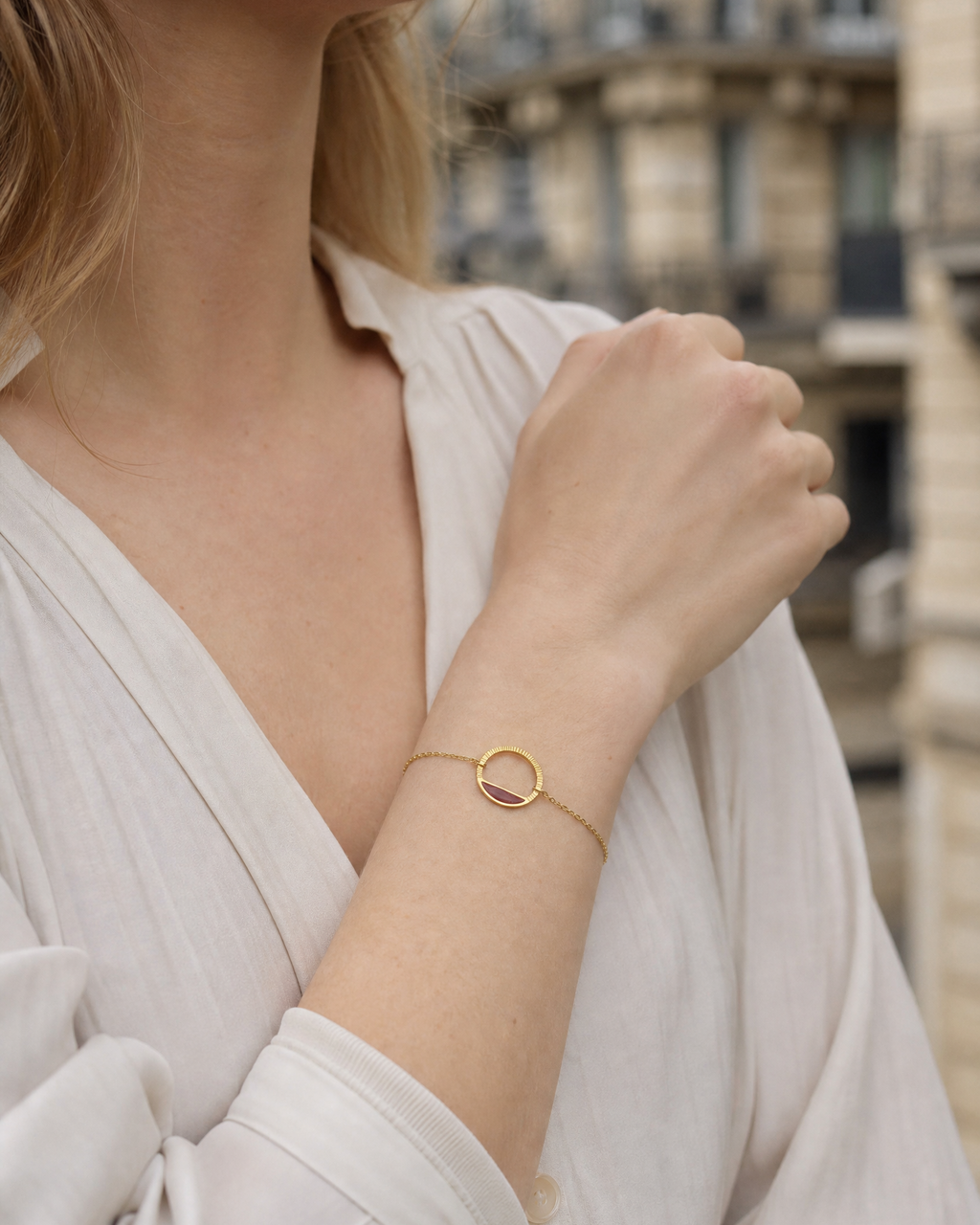 photo du bracelet Livia doré et touche de rouge profond en acier inoxydable porté