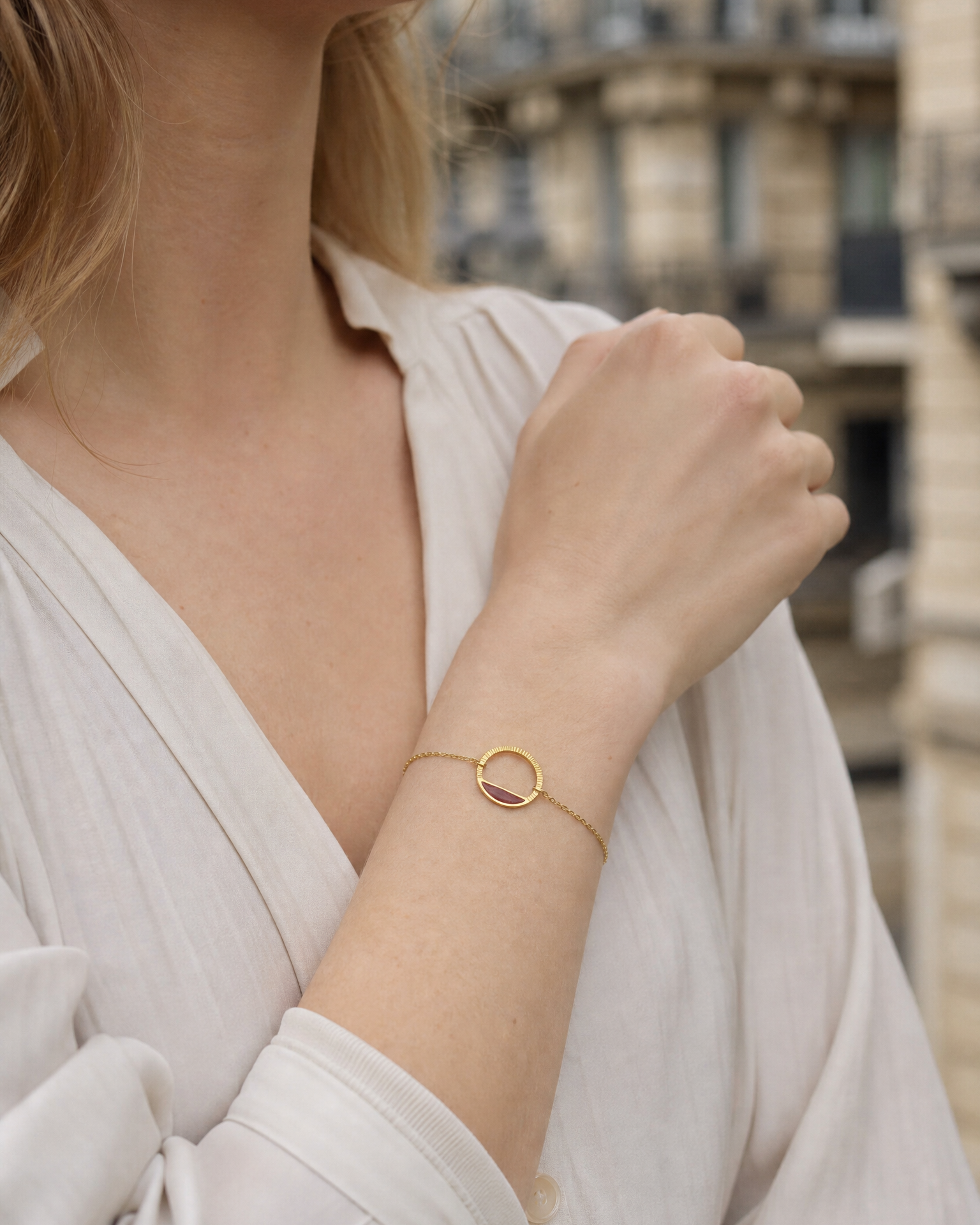 photo du bracelet Livia doré et touche de rouge profond en acier inoxydable porté