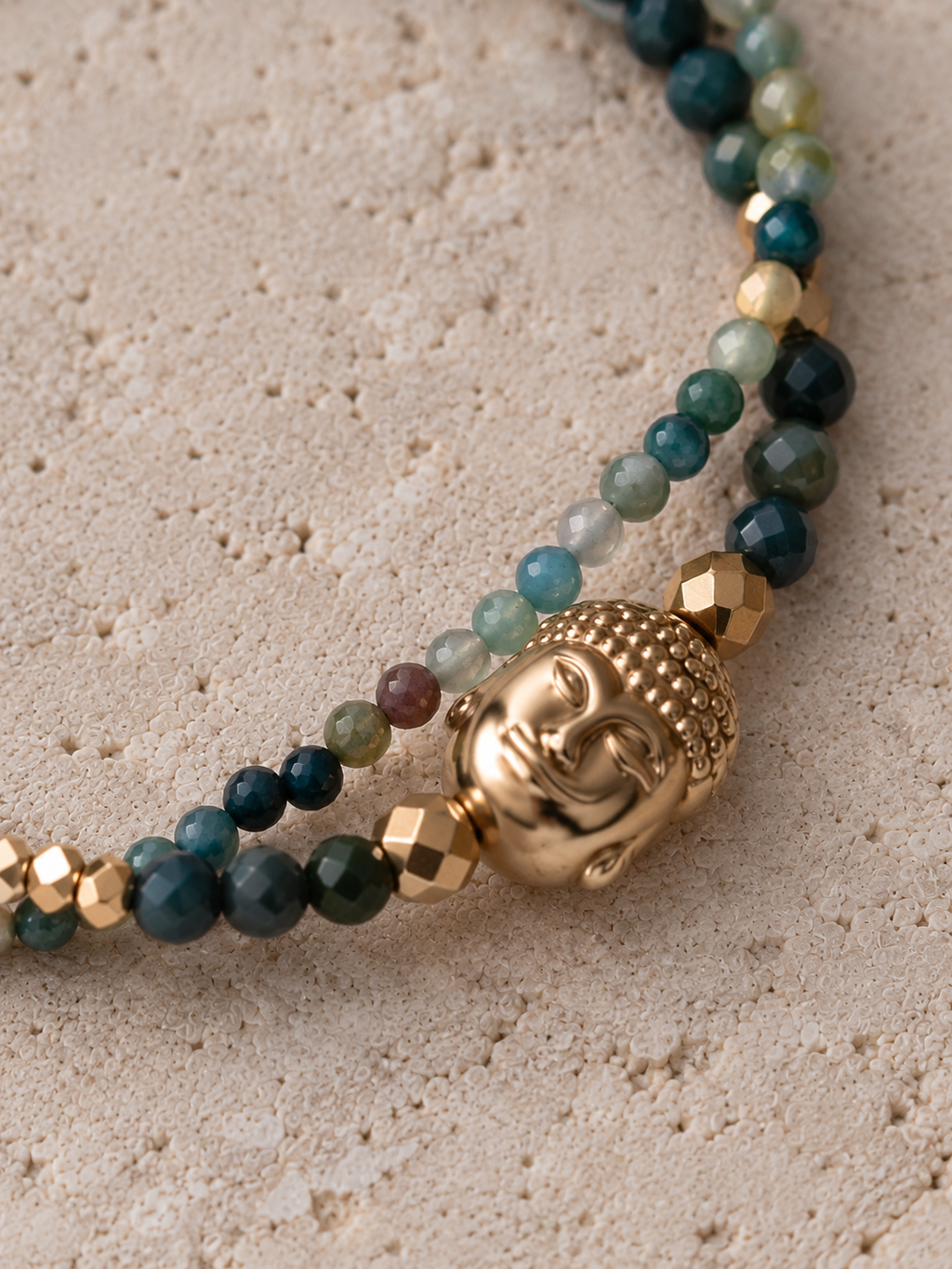 Détail du bracelet Namasté en agates indiennes naturelles facettées, perles en hématite dorée et Bouddha en hématite dorée, fait main en France dans l’Atelier d’Yselia.