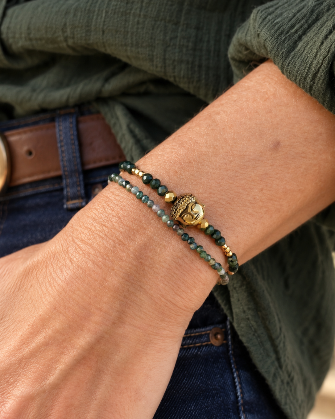 Bracelet Namasté porté au poignet, en agates indiennes et hématites dorées, avec Bouddha doré et fermoir plaqué or 18 carats.