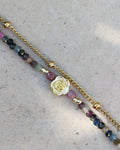 Détail du bracelet femme double rang Monet en tourmalines naturelles multicolores, fleur dorée et chaîne à petites billes en plaqué or 18 carats, bijou fait main en France.