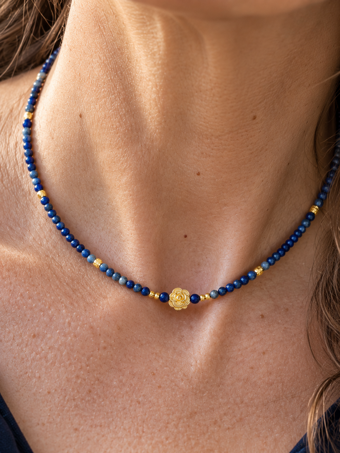 Collier Songe d’une nuit d’été en lapis-lazuli naturel et plaqué or 18 carats, avec pendentif fleur dorée, fait main en France.
