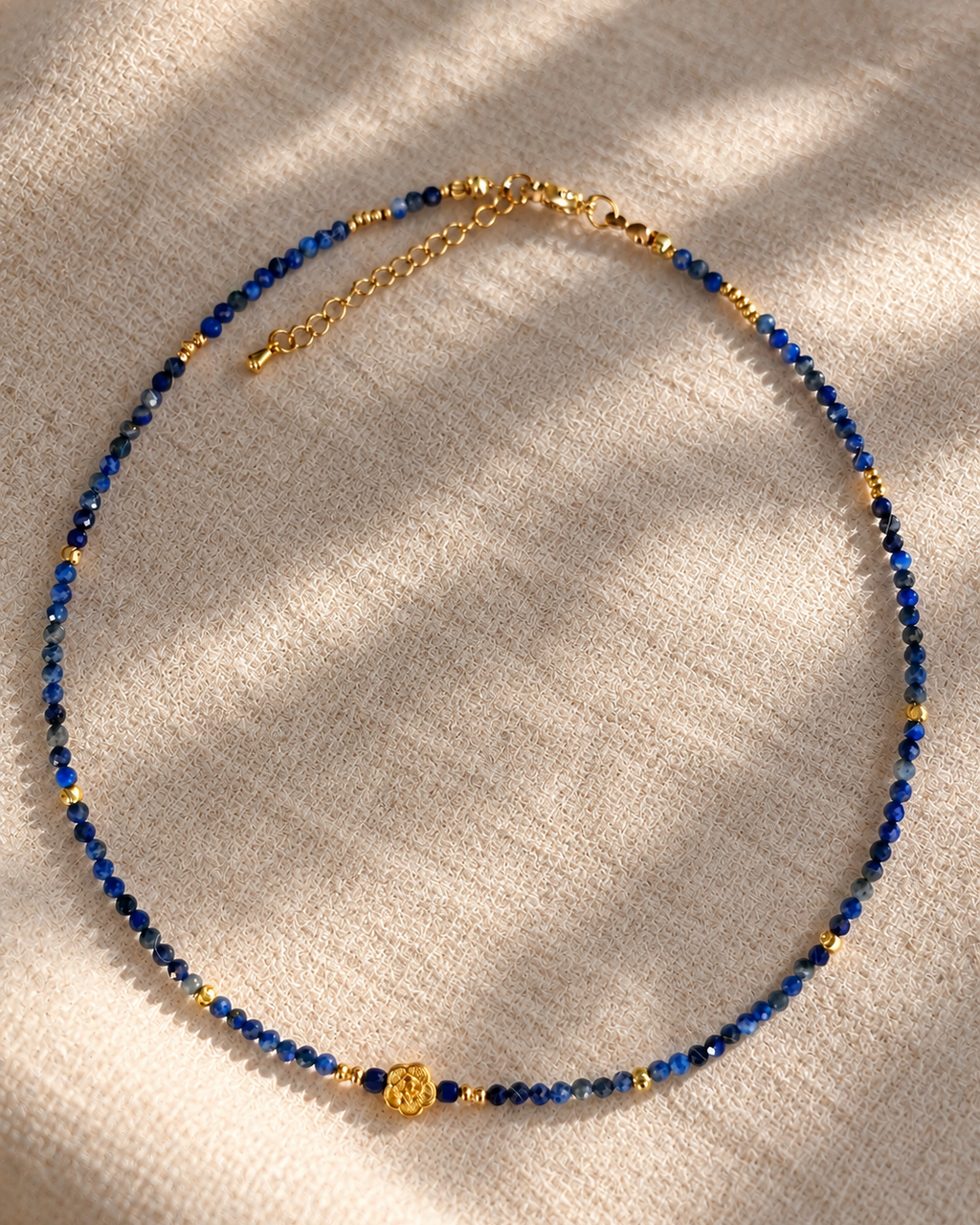 photo vue d'ensemble du collier Songe d’une nuit d’été en lapis-lazuli naturel et plaqué or 18 carats avec pendentif fleur dorée, fait main en France. 
