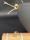 Bague Auréa en gros plan en acier inoxydable finition dorée PVD, résistant à l'eau et à l'usure du quotidien. Une sélection de la collection A fleur de peau de Yselia Bijoux 