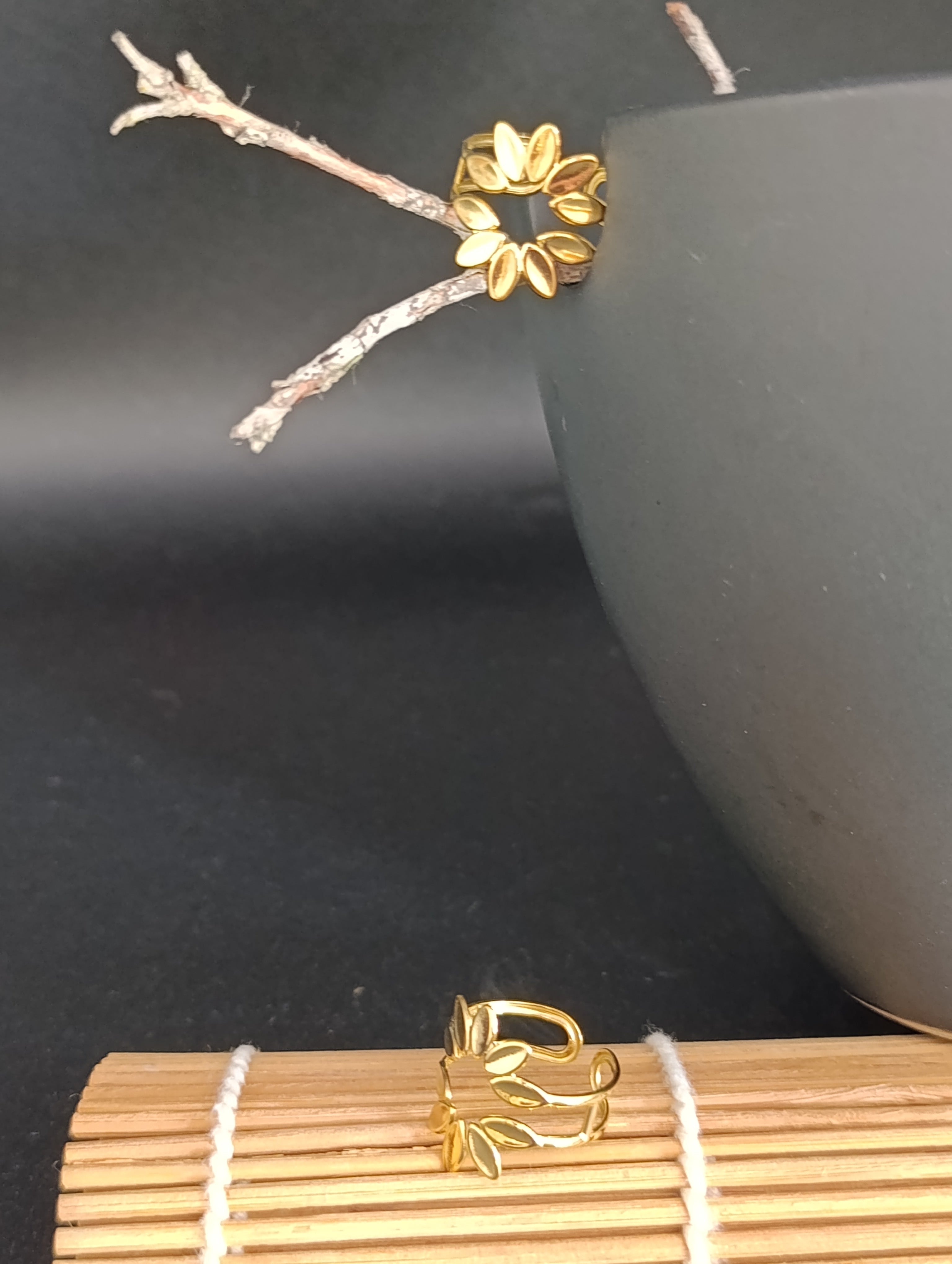 Bague Auréa en gros plan en acier inoxydable finition dorée PVD, résistant à l'eau et à l'usure du quotidien. Une sélection de la collection A fleur de peau de Yselia Bijoux 