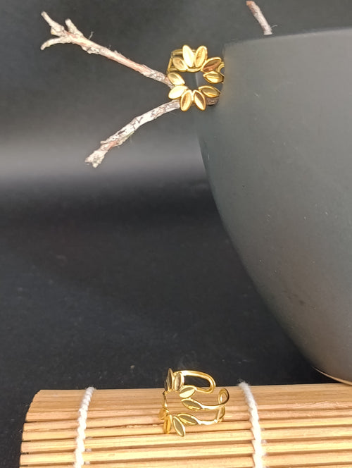 Bague Auréa en gros plan en acier inoxydable finition dorée PVD, résistant à l'eau et à l'usure du quotidien. Une sélection de la collection A fleur de peau de Yselia Bijoux 