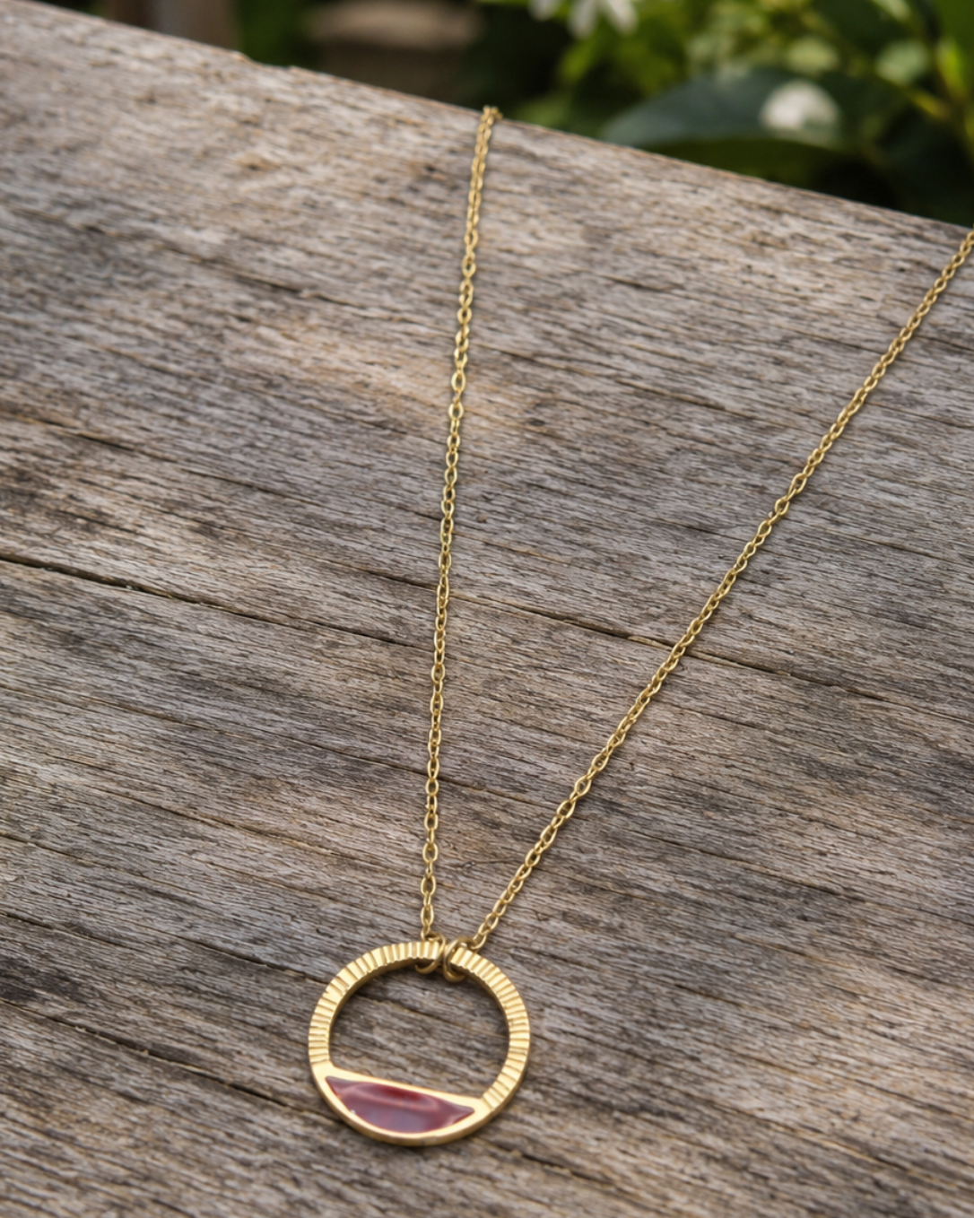 détails du collier Livia doré avec une touche de rouge profond en acier inoxydable 