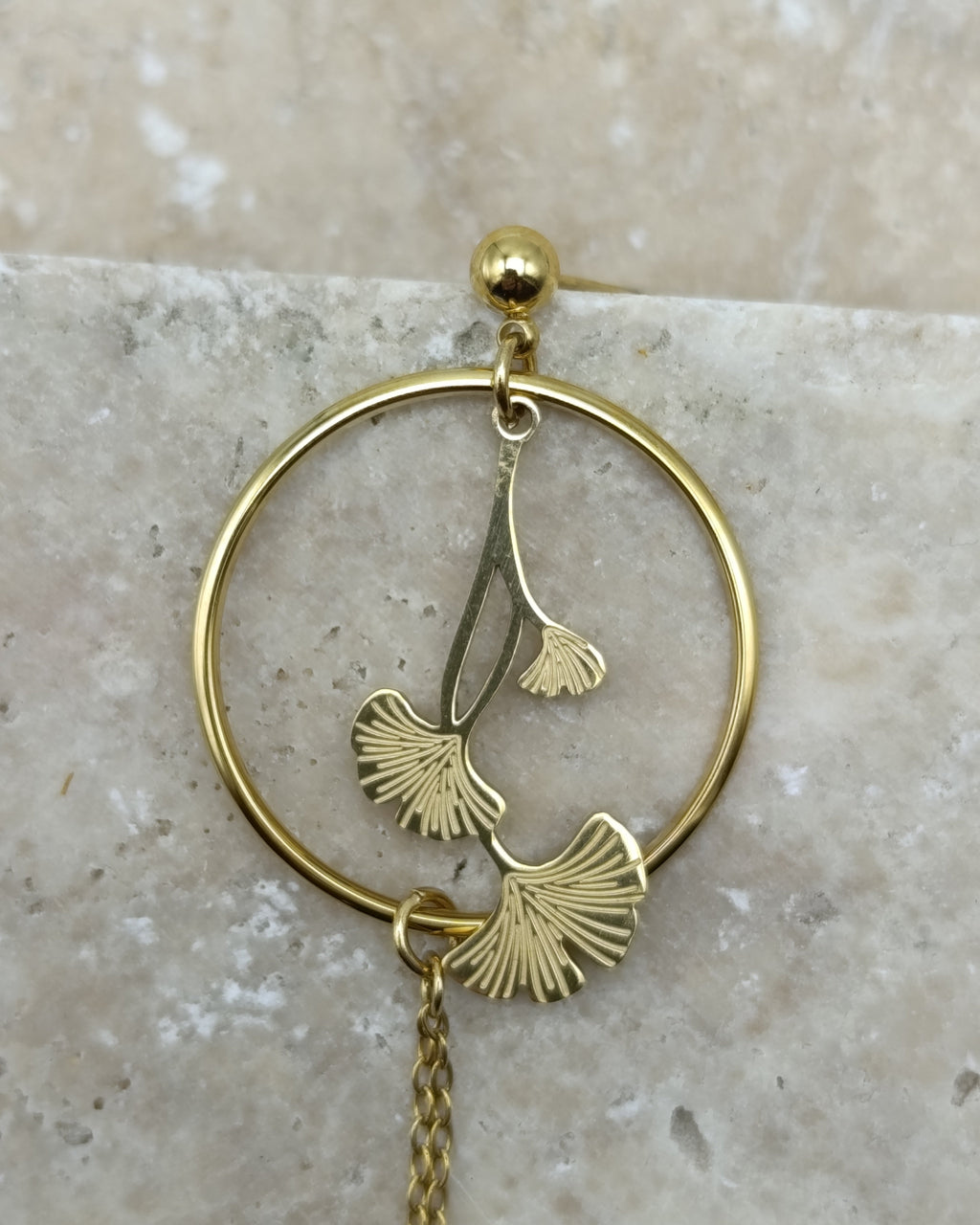 Détail des feuilles gravées des boucles d'oreilles Ginkgo dorées en acier inoxydable - Yselia