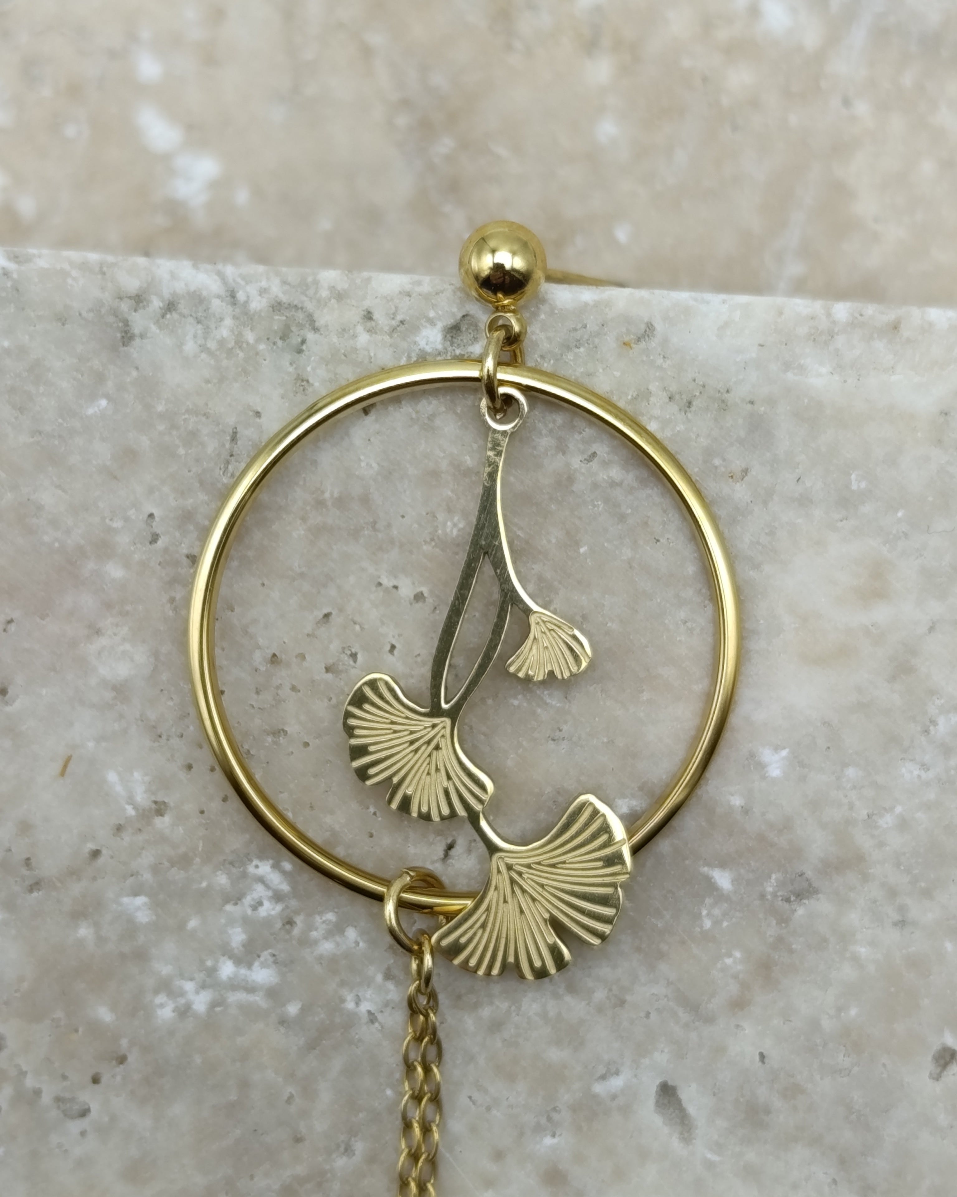 Détail des feuilles gravées des boucles d'oreilles Ginkgo dorées en acier inoxydable - Yselia