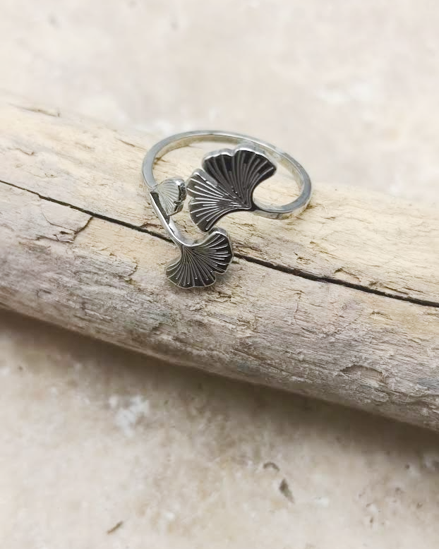 Photo de la bague Ginkgo argent posée