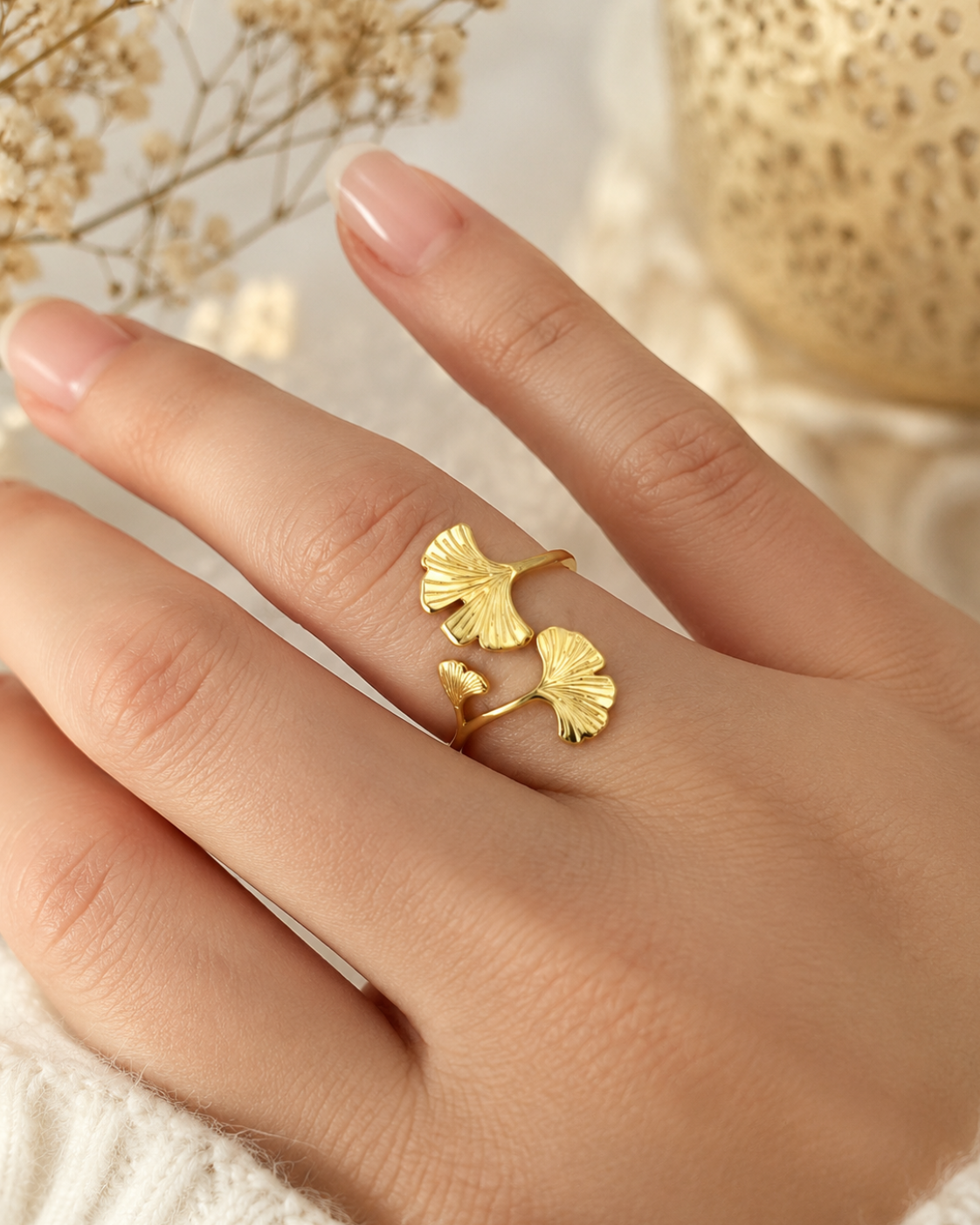 photo de la bague Ginkgo ajustable en acier inoxydable  dorée portée 