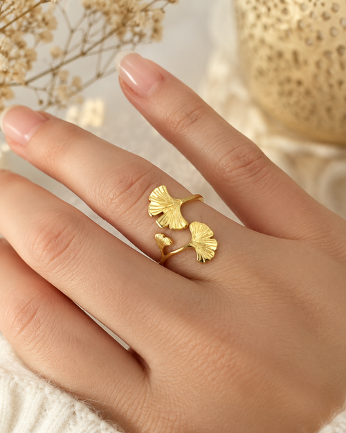 photo de la bague Ginkgo ajustable en acier inoxydable  dorée portée 