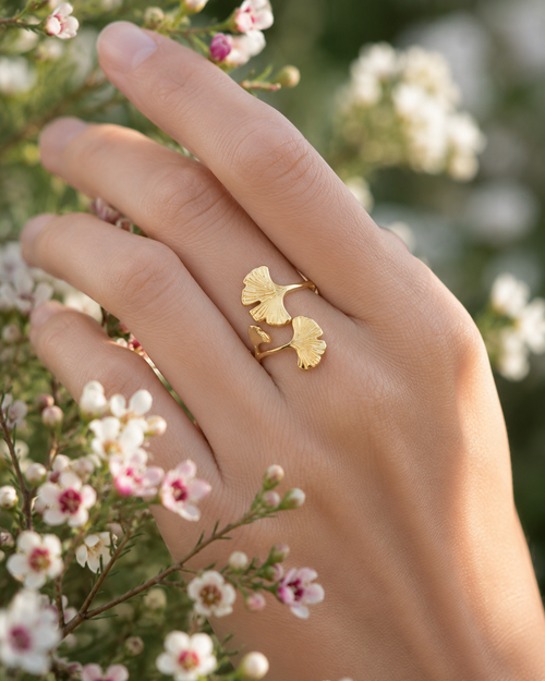 photo de la bague Ginkgo ajustable en acier inoxydable  dorée portée 