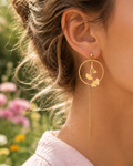 Boucles d'oreilles femme Ginkgo dorées en acier inoxydable portées - Yselia