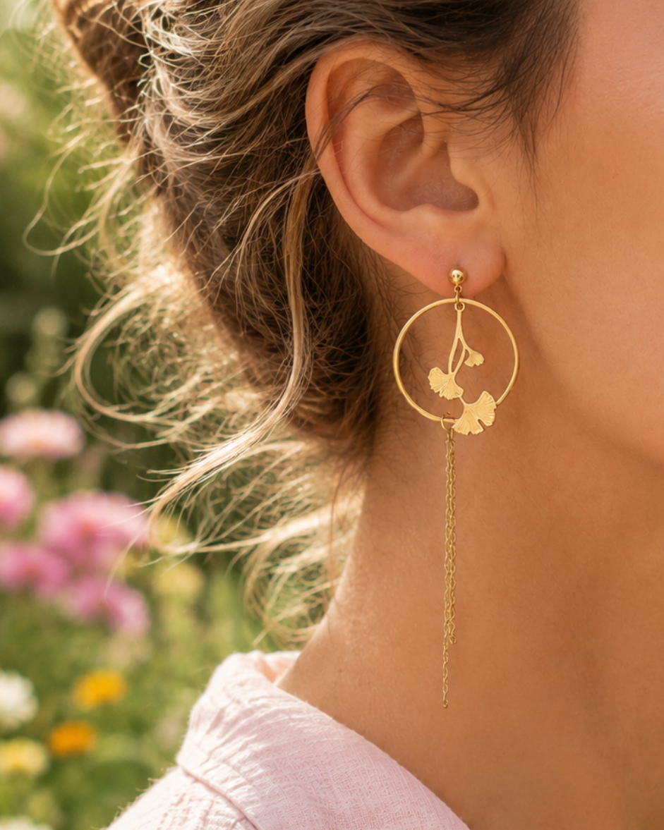 Boucles d'oreilles femme Ginkgo dorées en acier inoxydable portées - Yselia
