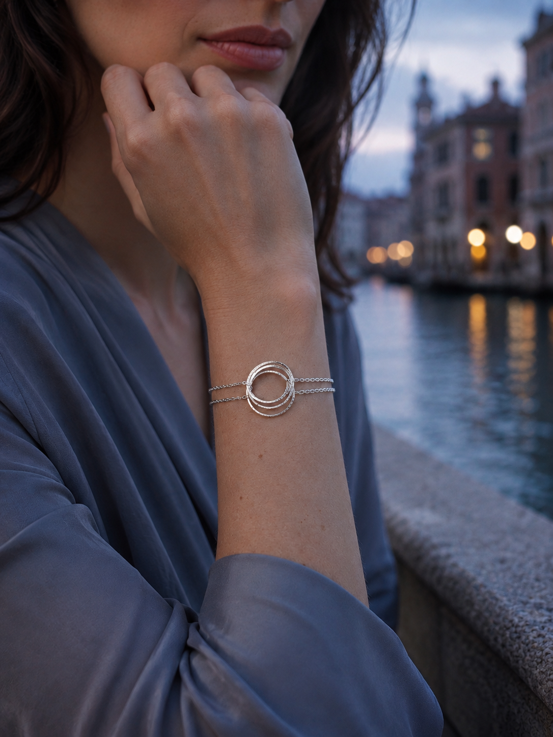 photo du bracelet Echo en acier inoxydable finition argent  de la collection Venezia porté. Bracelet composé de 3 anneaux texturés et d'une double chaine.