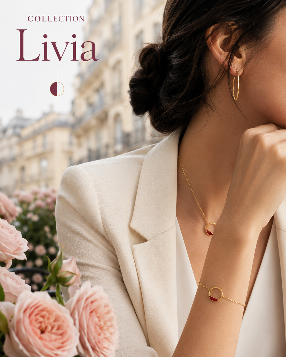 Photo de bijoux: Bracelet Livia en acier inoxydable doré et laqué rouge profond porté en association avec le collier de la même collection
