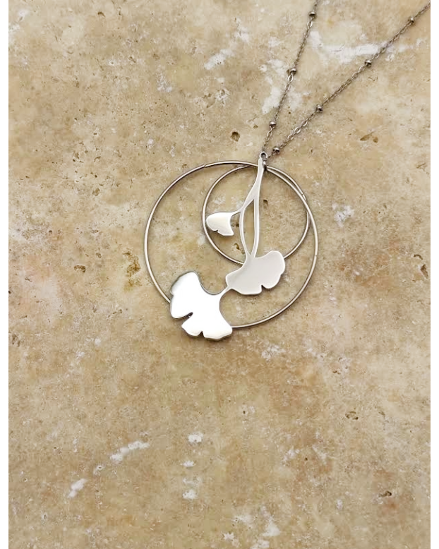 Zoom sur le pendentif du collier femme Ginkgo argent en acier inoxydable - Yselia