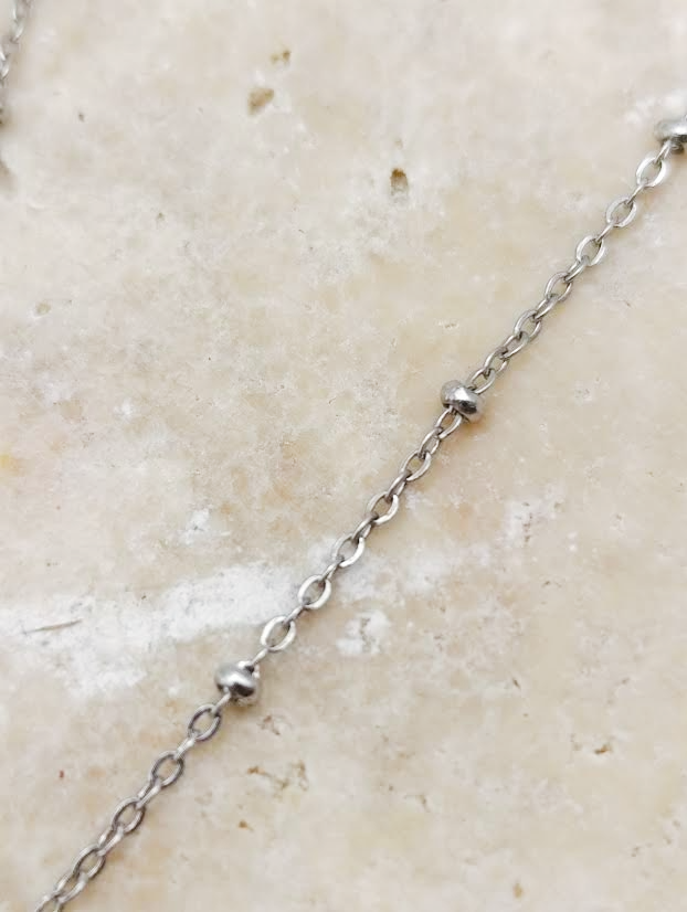 Zoom sur la chaine du collier Ginkgo argent en acier inoxydable