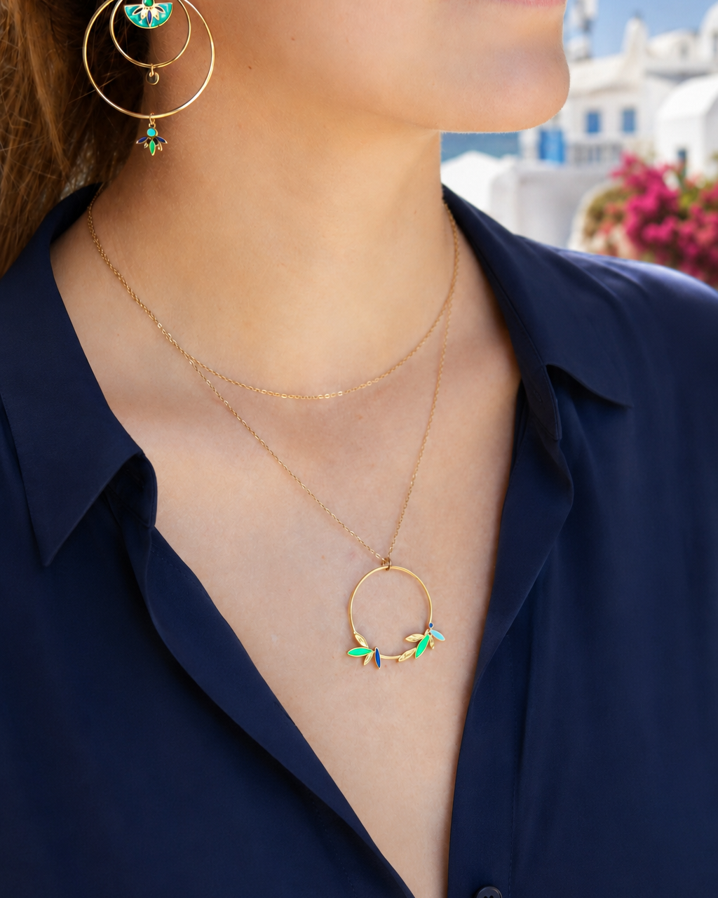 photo du collier double rang doré avec des touches de bleu de vert et de turquoise en acier inoxydable. bijou porté 