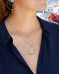 photo du collier double rang doré avec des touches de bleu de vert et de turquoise en acier inoxydable. bijou porté 