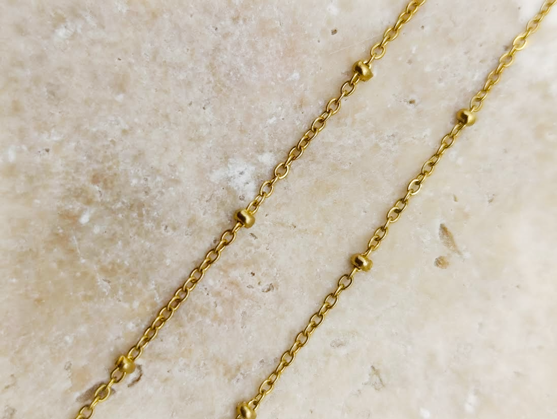 détail de la chaine du collier Ginkgo doré