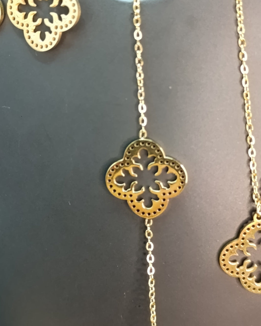 gros plan sur le médaillon ajouré, finement ciselé du collier doré Médicis. Une sélection Yselia bijoux en acier inoxydable pvd résistant à l'eau et à l'usure de la vie quotidienne.
