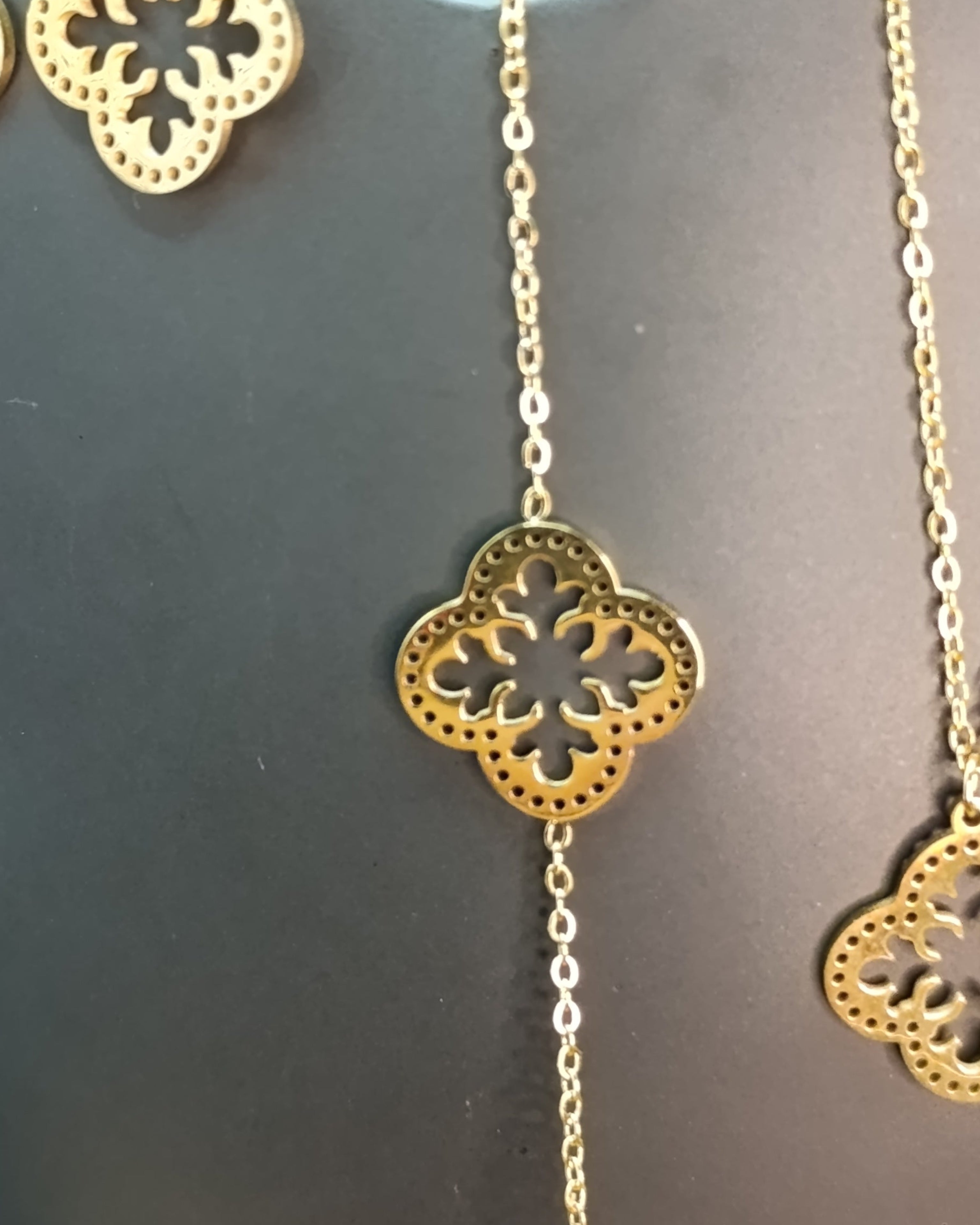 gros plan sur le médaillon ajouré, finement ciselé du collier doré Médicis. Une sélection Yselia bijoux en acier inoxydable pvd résistant à l'eau et à l'usure de la vie quotidienne.