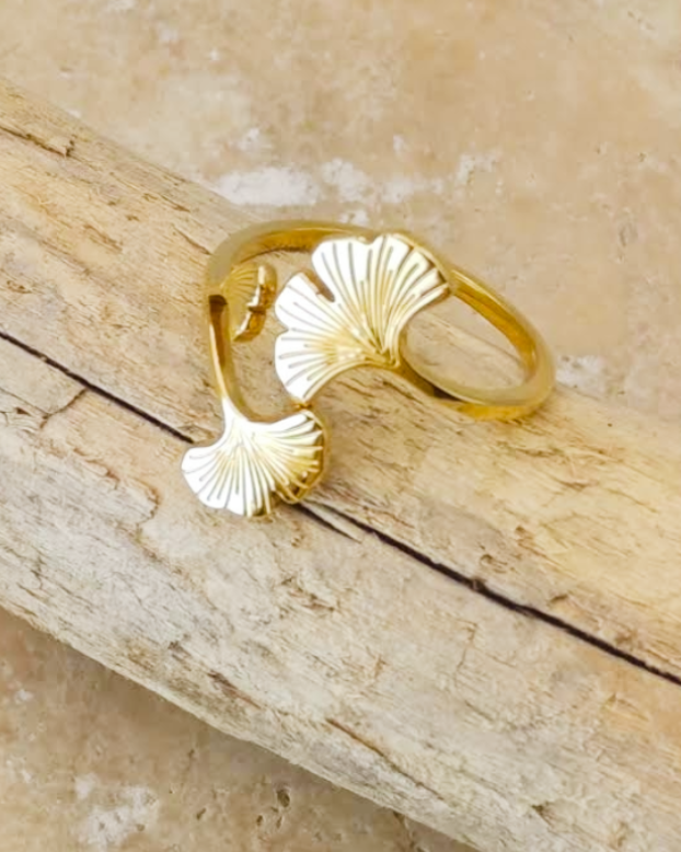 zoom sue la bague ajustable Ginkgo en acier inoxydable dorée posée 