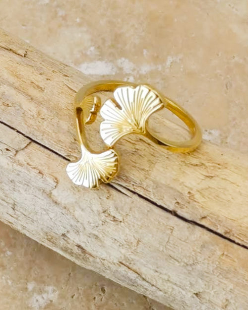 zoom sue la bague ajustable Ginkgo en acier inoxydable dorée posée 