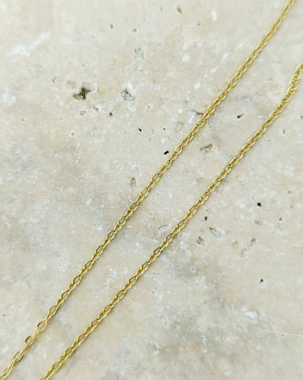 gros plan sur la chaine du collier doré en acier inoxydable de la collection Santorin