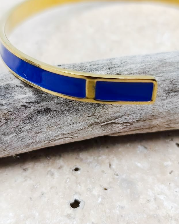 gros plan sur les détails du bracelet doré et bleu marine en acier inoxydable Oia de la collection Balade à Santorin