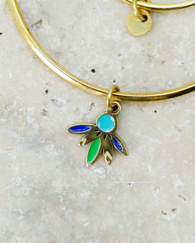 photo de gros plan sur le pendentif des boucles d'oreilles dorées en acier inoxydable Santorin. On y voit la finesse des dtails bleu vert et turquoise.