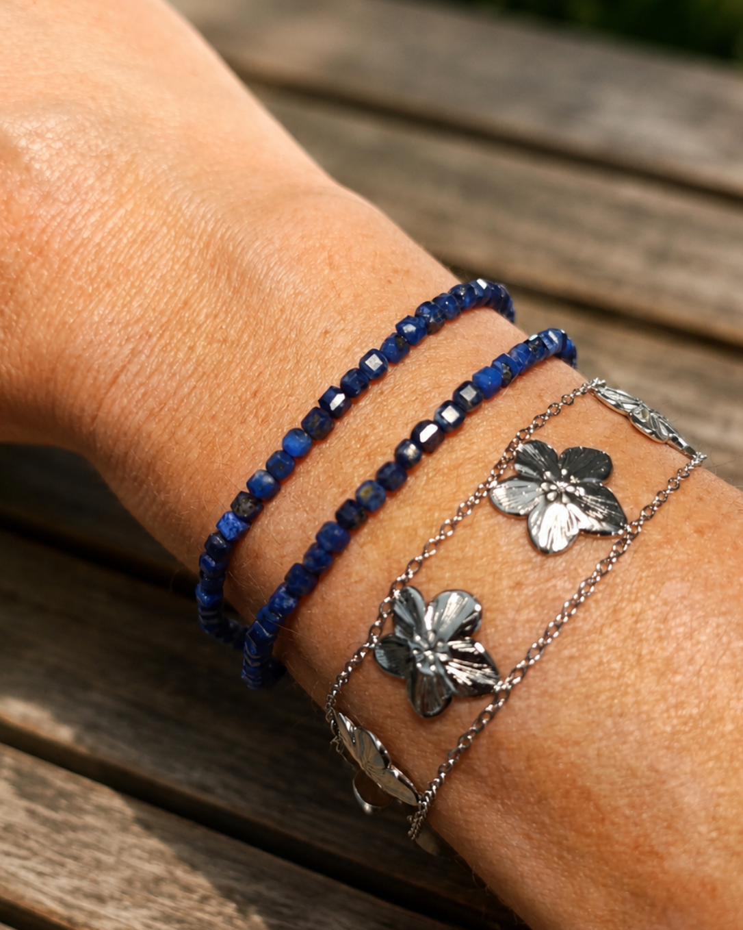 gros plan sur le bracelet Juliette double rang, ornée de petites fleurs délicates et élégantes finition argent en acier inoxydable pvd, résistant à l'eau et à l'usage de la vie quotidienne. Un bracelet de la collection A fleur de peau de Yselia bijoux
