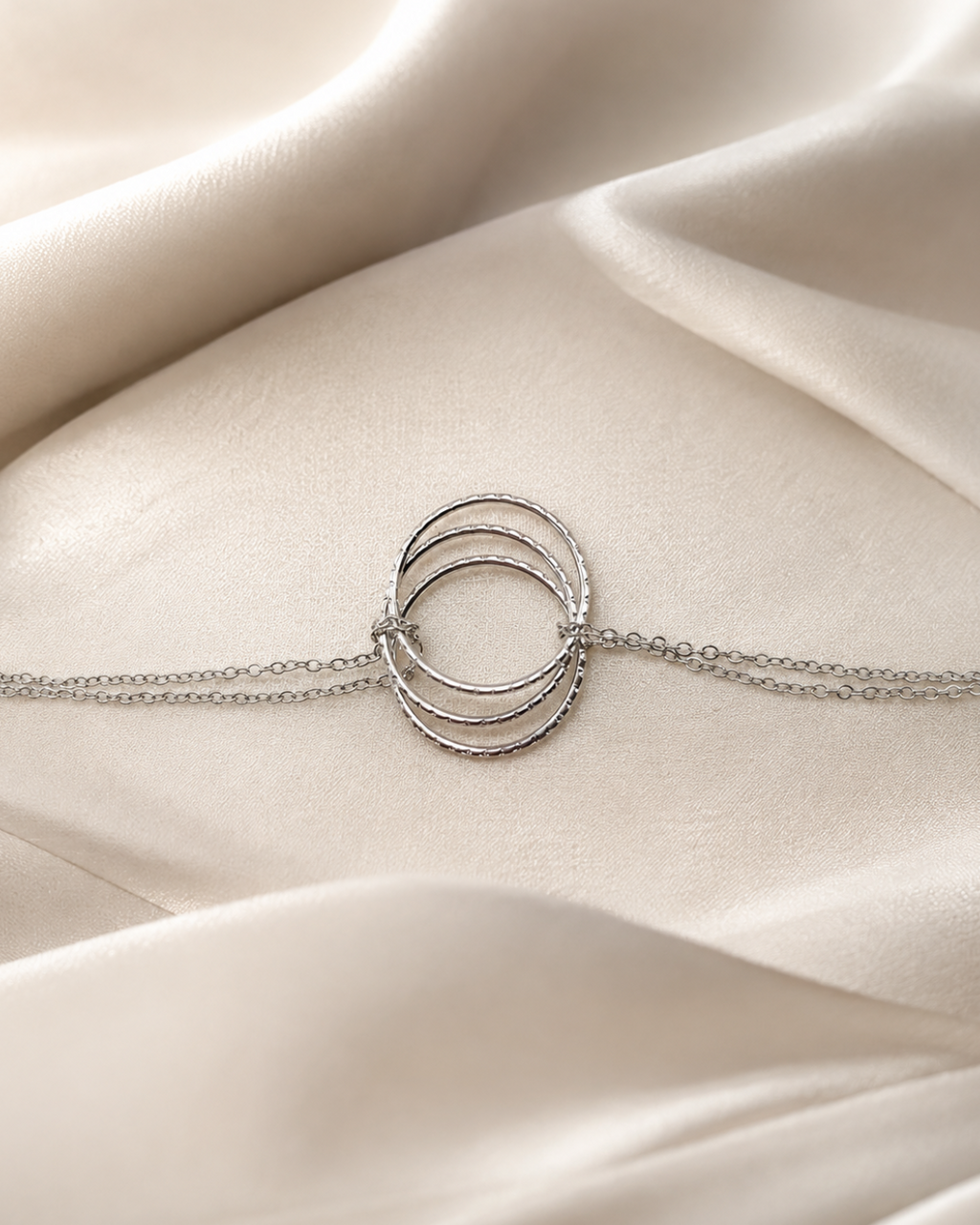 photo du bracelet Echo argenté en acier inoxydable, avec les trois anneaux et les doubles chaines de la collection Venezia de la boutique Yselia bijoux.