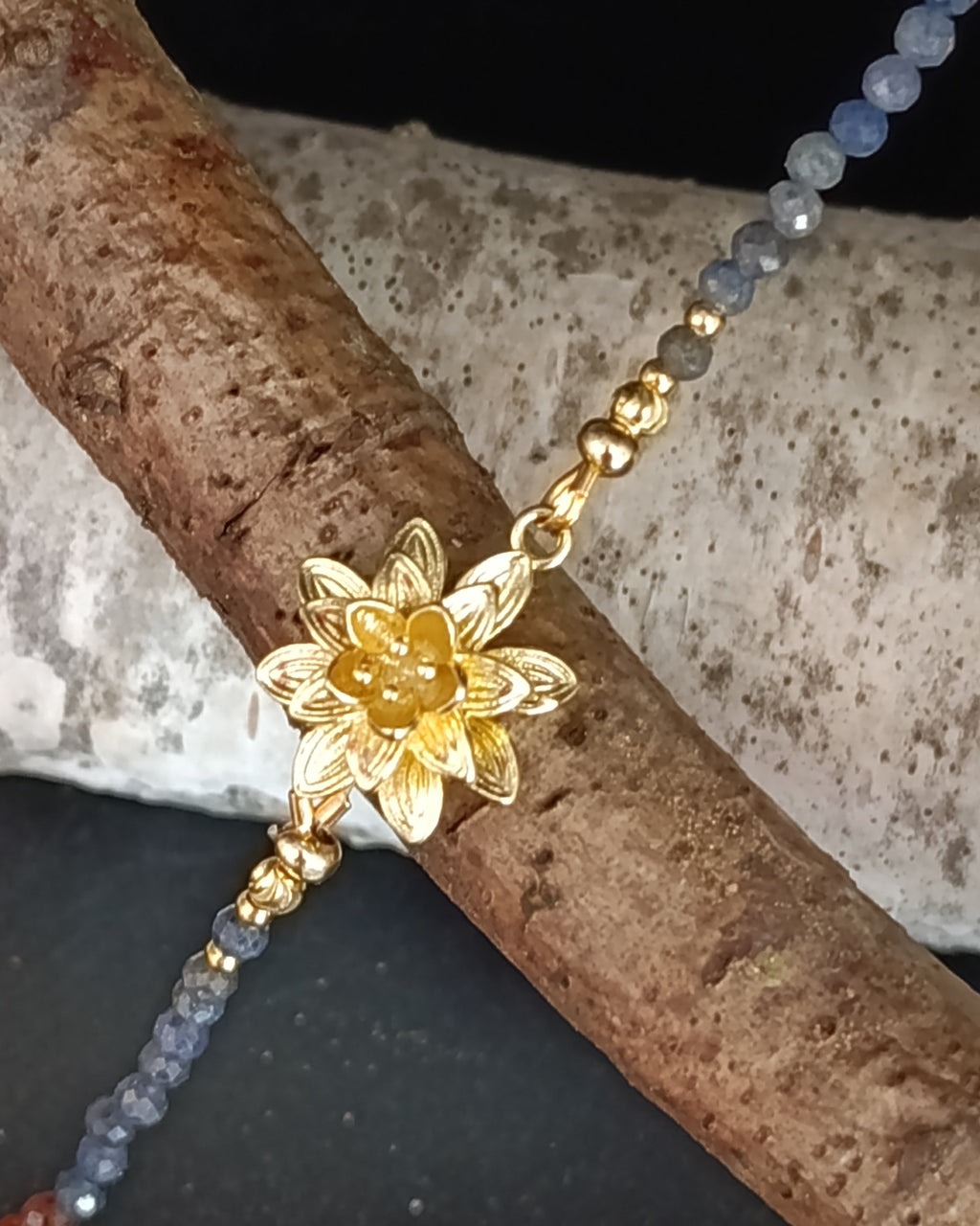 gros plan sur le médaillon nénuphar plaqué or 18k du bracelet Ondine . Zoom sur les détails des pétales, élégants 