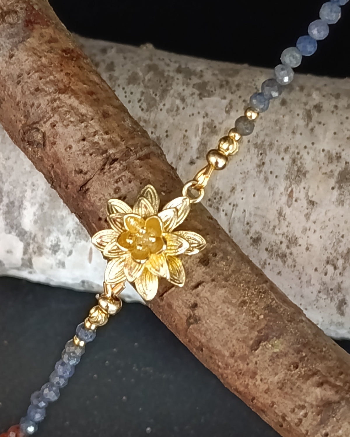gros plan sur le médaillon nénuphar plaqué or 18k du bracelet Ondine . Zoom sur les détails des pétales, élégants 